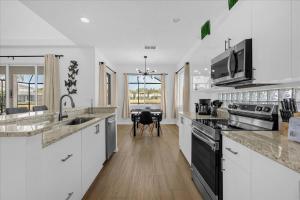 5 Bedrooms 35 Bathrooms Sunset Lakes 2943 Sv