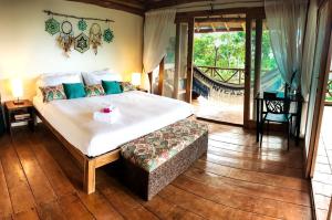 Peaceful Hillside Villa with Stunning Views