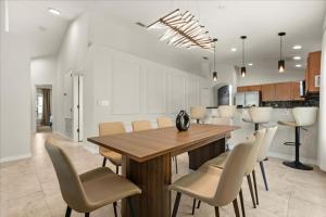 5 Bedrooms 3 Bathrooms Veranda Palms 4458 NP