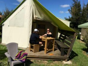 Tente toile et bois, animaux OK - 4 pers. - API-1-52-2237