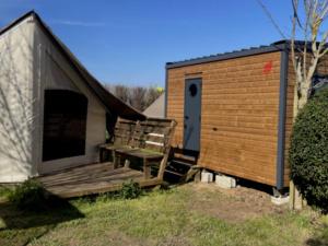 Tente toile et bois, animaux OK - 4 pers. - API-1-52-2237