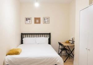 Cozy bedroom Next to QE & University