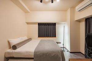Work Friendly Room 3 min to Station Simmons Bed WiFi and Desk