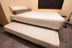 Work Friendly Room 3 min to Station Simmons Bed WiFi and Desk
