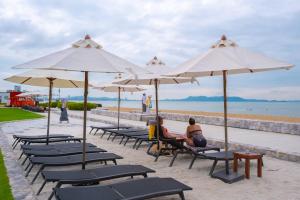 KingBed Beachfront-Pool Condo & Kitchen,Playground,TV,Wifi