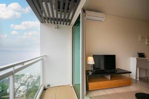 KingBed Beachfront-Pool Condo & Kitchen,Playground,TV,Wifi