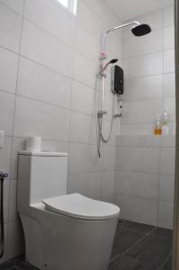 Large Group 11 Pax Adult Stay, 5BR, Alma BM, 1 min Aeon Alma, Family Gathering, Wedding, Work Stay