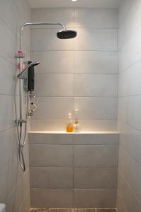 Large Group 11 Pax Adult Stay, 5BR, Alma BM, 1 min Aeon Alma, Family Gathering, Wedding, Work Stay