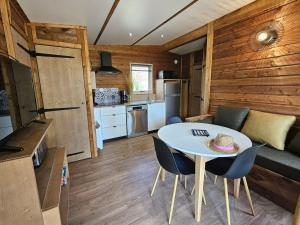 Mobil-home confortable, animaux OK - 6 pers. - API-1-52-2530