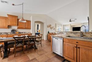 Sunny Poolside Golf Haven Heated Pool 4Bed 2Bath