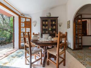 Charming Villa with Patio & Lush Garden img2