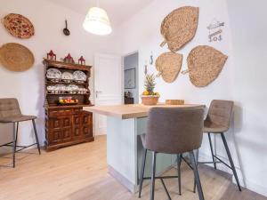 Charming Villa with Patio & Lush Garden img5