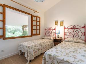 Charming Villa with Patio & Lush Garden img11