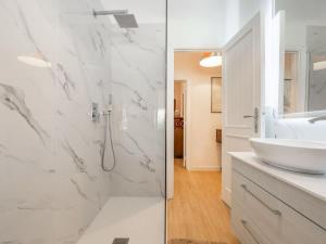 Charming Villa with Patio & Lush Garden img15