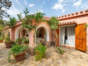 Charming Villa with Patio & Lush Garden img19