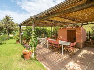 Charming Villa with Patio & Lush Garden img22