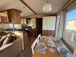 Sunnymede i3 - Fantasy Island - Hot Tub - Pet friendly - Wi-Fi available - Meadow Lakes Caravan Hire