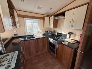 Sunnymede i3 - Fantasy Island - Hot Tub - Pet friendly - Wi-Fi available - Meadow Lakes Caravan Hire