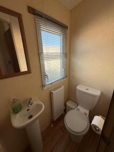 Sunnymede i3 - Fantasy Island - Hot Tub - Pet friendly - Wi-Fi available - Meadow Lakes Caravan Hire