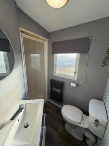 Promenade 852 - pet friendly, WiFi and just a few steps from the beach, close to Fantasy Island - Meadow Lakes Caravan & Lodge Hire