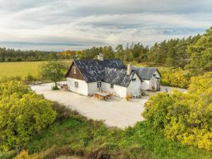 1800S Limestone Farmhouse On Gotlands Hangvar