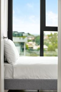 Sunlit Modern Retreat Moments from VicMarket3B2B2C