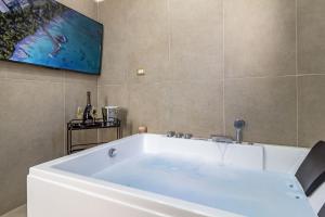 Blanche Apartments img12