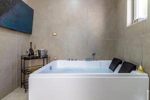 Blanche Apartments img13