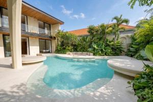 Seminyak 6BR Tropical villa with Huge curvy Pool