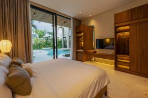 Seminyak 6BR Tropical villa with Huge curvy Pool
