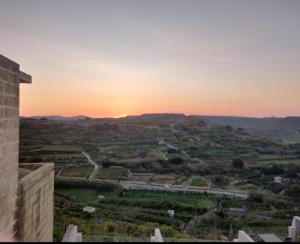 Ta Frangisku - modern apartment overlooking valley with distant seaview