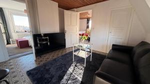 House with new renovated luxury bathroom and many bedrooms, big TV