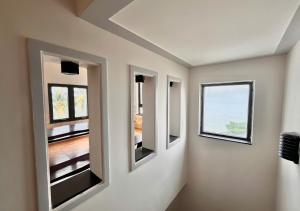 Central 4BR & Sunset Rooftop - Pearl Home