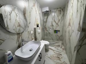 Modern Two Bedroom Apartment 5 min Walk to Skanderbeg Square