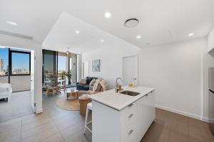 Penthouse Sleep 6 - CBD Views - Resort Pools - Games - Baby Stay