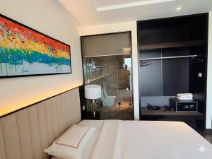 Sapphire Ha Long Studio - City View - Modern & Cozy