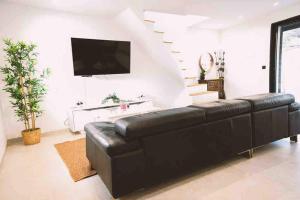 Air-conditioned house with garden, pool & foosball table