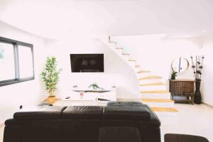 Air-conditioned house with garden, pool & foosball table