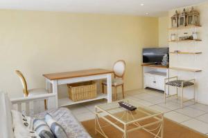 Rocky Beach self catering Sea View Holiday Apartment