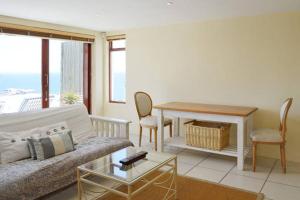 Rocky Beach self catering Sea View Holiday Apartment