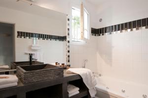 Hotels Les Bastides Saint Paul : photos des chambres