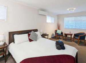 Stylish New Farm Retreat w Parking Walk Cafés & River