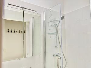 Modern Renovated Apartment near Center