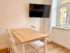 Modern Renovated Apartment near Center