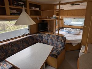 Wohnwagen mit feststehendem Vorzelt