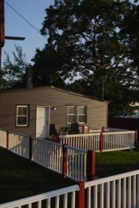 Modern 2BR Retreat with Full-Kitchen and Living