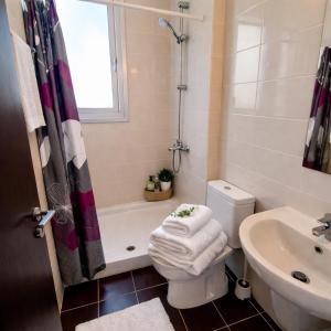 Modern villa, 4 bedrooms, private pool, close to Coral bay strip