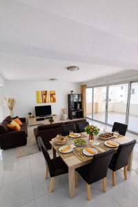 Modern villa, 4 bedrooms, private pool, close to Coral bay strip