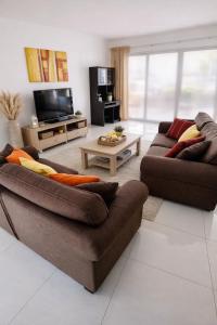 Modern villa, 4 bedrooms, private pool, close to Coral bay strip