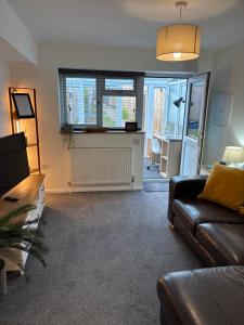 Cozy & Self Contained Garden Bungalow